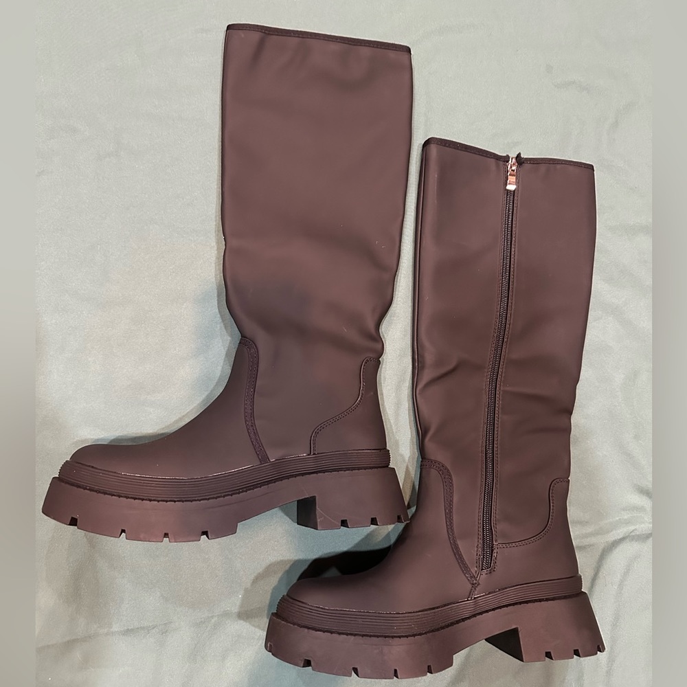 Vivianly Women’s Size 37 ( 7 ) Black Chunky Boots NWOB, Zip up sides.